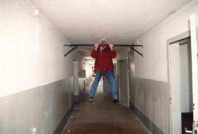 BS a.D. Grosse an der Klimmzugstange, die so angebaut war, dass man sich den Kopf anstoen musste.