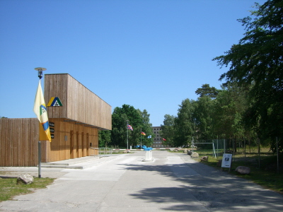 Was, hier soll mal NVA gewesen sein? Das Huschen links eine Wache? Alles Quatsch. Die Rezeption wurde fr den Zeltplatz gebaut, das Gelnde war schon immer dem Urlaub vorbehalten.