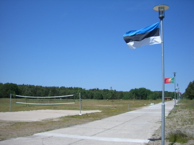 Wir verlassen den schnen, transparenten Ort und kommen sicherlich bald wieder. Dann wird das Naziberbleibsel noch bunter und wird noch unbeschwerter sein. Gut, dass der KDF-Bau nie fertig geworden ist, dass hier nie Menschen missbraucht, gedemdigt und 