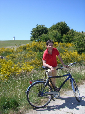 Und das ist der, der so ein seltsames Buch geschrieben hat, eine Geschichte, die sich in diesem Proradies abgespielt haben soll. Der spinnt und lgt ist in Internet-Foren der einst Linientreuen zu lesen. Wir mchten es gern glauben. Hier ist ja nichts von