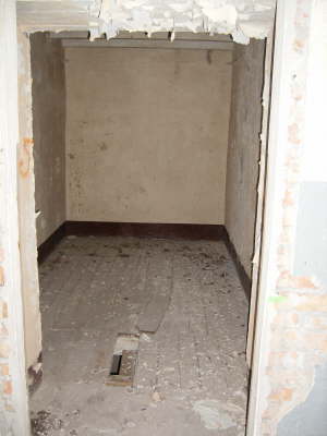 fensterlose Besenkammer, erwhnt als Treffpunkt zum Gebet (Prinz v.. Prora)