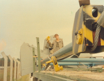 Anschlgerarbeiten am Portalkran auf dem groen Materialumschlagplatz in Borchtitz.