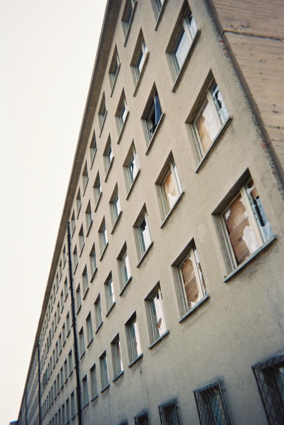 Aus unseren Fenstern sahen wir den Strand. Wir durften aber nicht baden gehen  Sperrgebiet: Grenze!