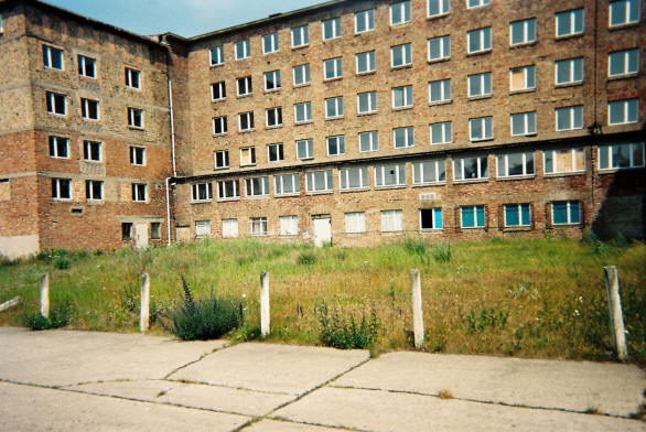 Der nrdlichste Teil des KdF-Gebudes. Dahinter beginnen die Ruinen. Hier waren Bausoldaten und Baupioniere untergebracht.