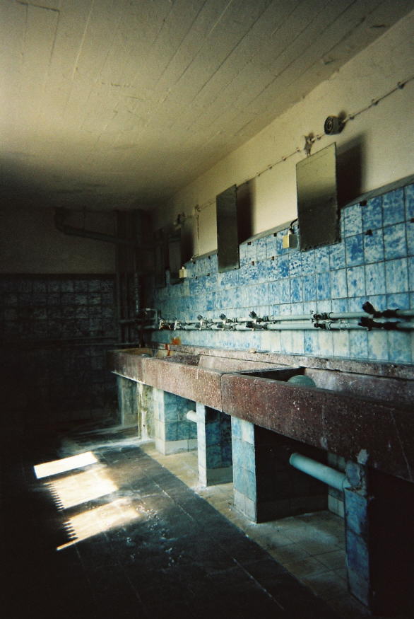 Waschraum (2 Waschrume gab es fr die ganze Kompanie). 1 x wchentlich Duschen war lange nach Dienstbeginn (Nov. 83) fr uns eine Errungenschaft!