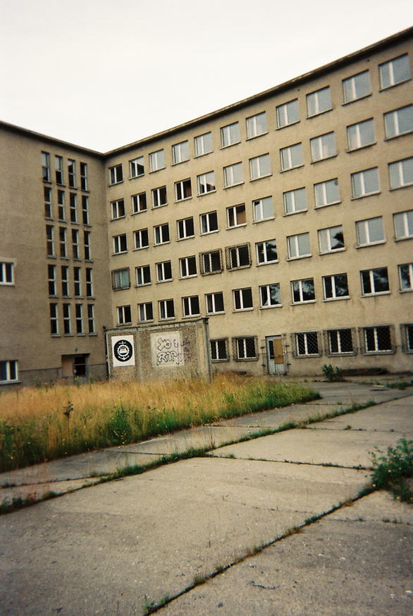 Der drittletzte Lichthof: Im Erdgeschoss: Die MHO  der kleine Einkaufsladen, in dem es Socken und warme Unterhosen gab; 2 Etagen darber der Stab.