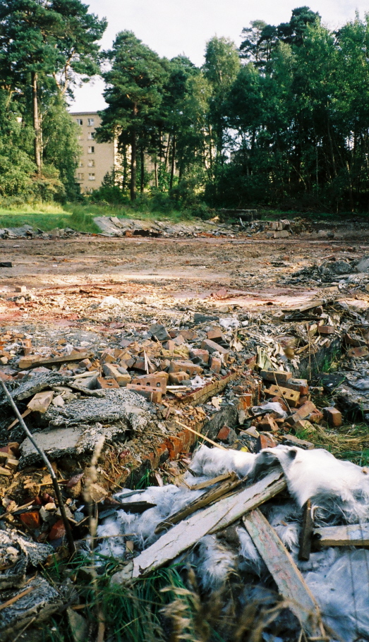 Die Holzoper  das war sie. Hier fanden Vorstellungen im Rahmen der nachweislich geflschten Kommunalwahl Mai 84 statt. Nichts mehr ist davon wahr.