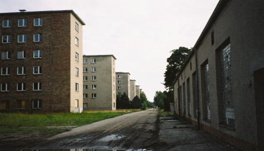 An einem Sonntag zur Gottesdienstzeit sollten wir in der Turnhalle (rechts) das Gelbnis unterschreiben. 2001 wuchs nichts als Unkraut drum herum.