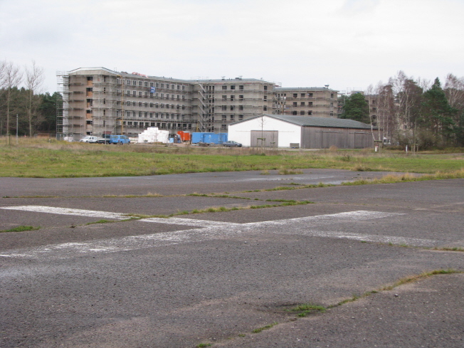 Blick von Honis Hubschrauberlandeplatz zur zuknftigen Jugendherberge