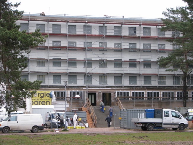 Eine breite Treppe fhrt direkt in den ersten Stock