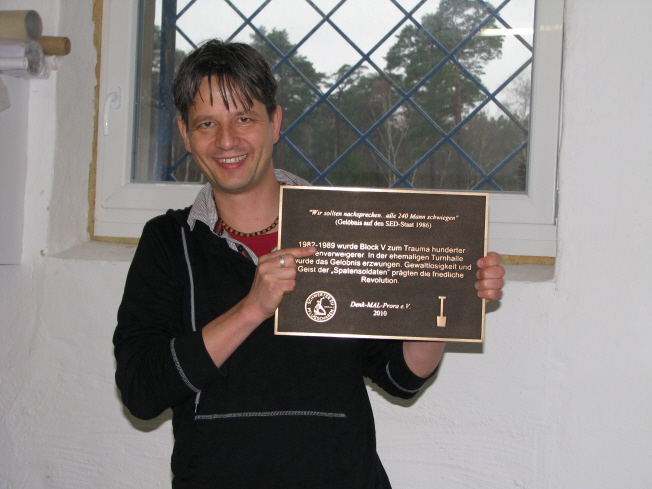 Stefan Wolter mit der Erinnerungstafel des Verein Denk-MAL-Prora e.V. kurz vor der Anbringung
