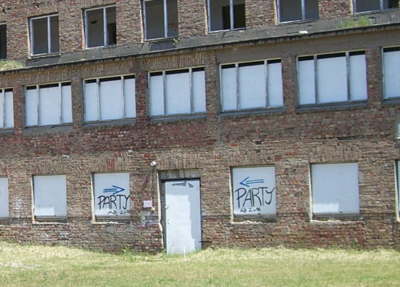 Na, viel Spa! Auf zur Party in die Bekleidungskammern! Das Gebude wird sicherlich bald wei geputzt, dann wirds hier noch schner.