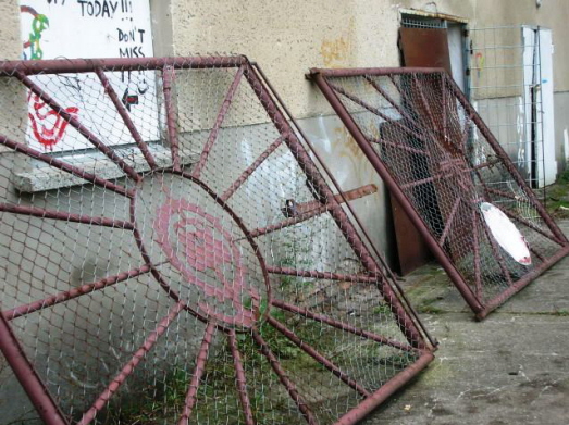 Die Kasernentore am KDL  zur Seite gestellt. 