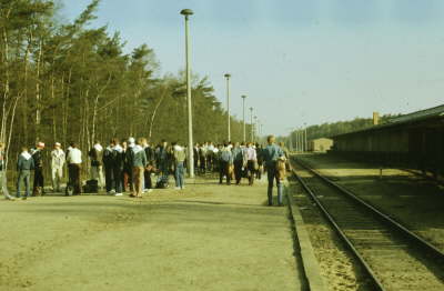 Am Bahnhof von Prora. Warten auf den E-Zug.
